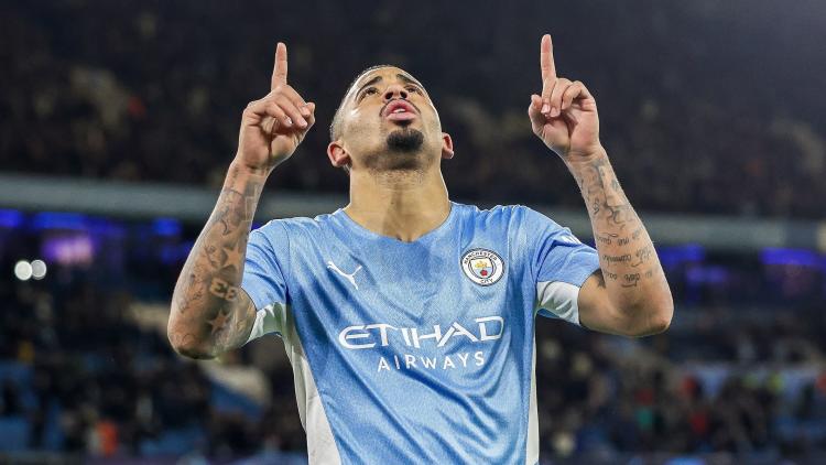 Gabriel Jesus enfile joyeusement le maillot d'Arsenal